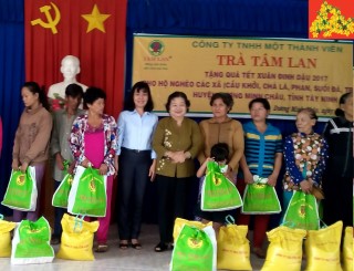 Nguyên Phó Chủ tịch nước Trương Mỹ Hoa: Thăm tặng quà tết các hộ nghèo ở huyện Dương Minh Châu